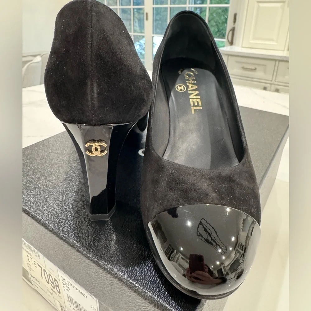 Chanel CC Logo Black Suede & patent gold CC logo Heel Round Toe Pumps EU 37
